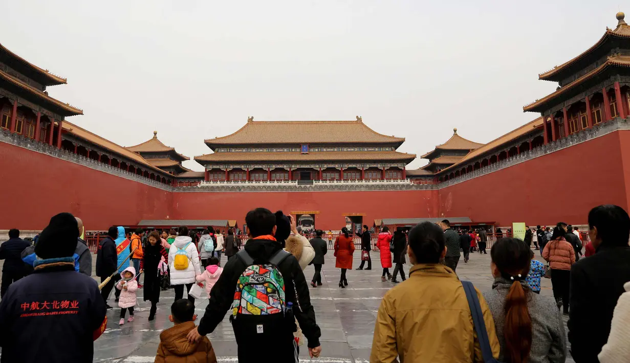 Sejumlah pengunjung berjalan di Forbidden City atau Kota Terlarang di Beijing, (7/3). Kota Terlarang, merupakan istana terisolasi kaisar Qing dan Dinasti Ming China untuk tempat wisata utama yang terletak di pusat ibu kota. (AP Photo/Aijaz Rahi)