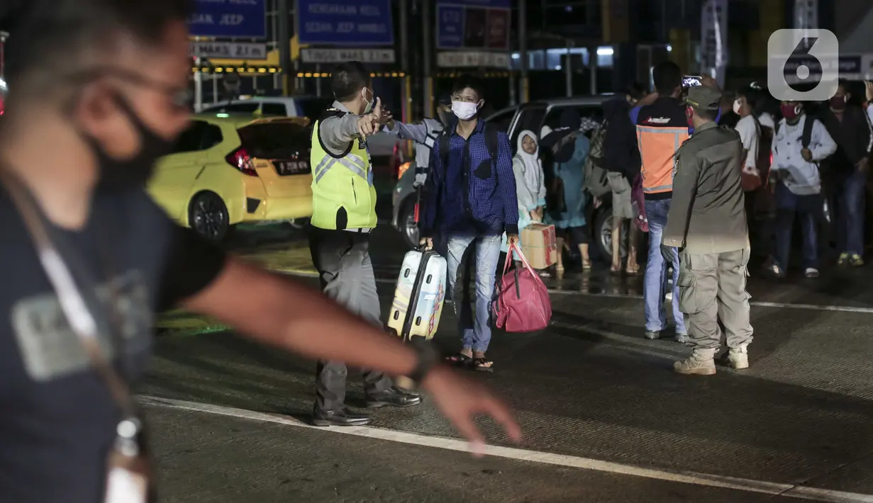 Sejumlah calon pemudik terjaring razia penyekatan di Pintu Tol Cikarang Barat, Bekasi, Jawa Barat, Sabtu (23/5/2020). Calon pemudik yang terjaring razia tersebut dibawa ke Terminal Pulogebang untuk kemudian diarahkan kembali menuju Jakarta. (Liputan6.com/Johan Tallo)