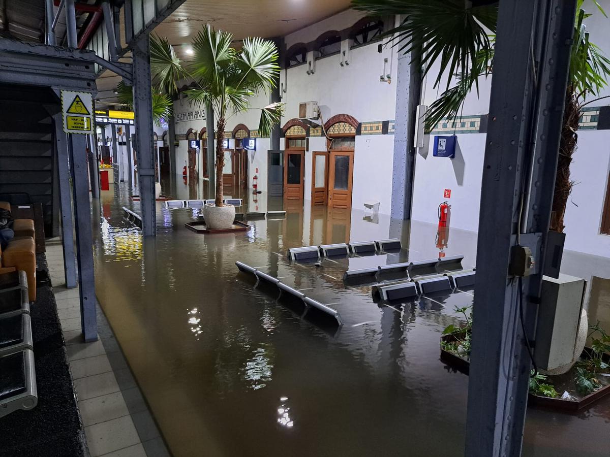 Hujan lebat yang terjadi sejak Rabu siang hingga malam membuat beberapa titik di Kota Semarang kebanjiran termasuk  Stasiun Semarang Tawang. Sejumlah perjalanan kereta terganggu. (Dok PT KAI)