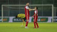 Pemain Persija Jakarta, Marko Simic (kiri) berbincang dengan Riko Simanjuntak, saat melawan Barito Putera pada laga perempat final Piala Menpora 2021 di Stadion Kanjuruhan, Sabtu (10/4/2021). Persija menang dengan skor 1-0. (Bola.com/Arief Bagus)