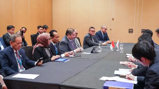 Menteri Koordinator (Menko) Bidang Perekonomian Airlangga Hartarto dan Menteri Perdagangan Korea Selatan Inkyo Cheong menandatangani Nota Kesepahaman Implementasi Artikel 6 Perjanjian Paris. (Foto: Kemenkoperekonomian)