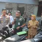 Kapolres Garut AKBP Rio Wahyu Anggoro, mendampingi seorang petugas militer dalam rilis kasus pencurian kendaraan bermotor di Mapolres Garut, Senin (12/6/2023). (Liputan6.com/Jayadi Supriadin)