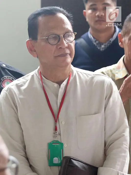 Aktor Roy Marten saat menghadiri sidang kasus narkoba Tio Pakusadewo di PN Jakarta Selatan, Kamis (7/6). Sidang beragendakan pledoi. Sidang yang beragendakan pledoi atau pembacaan pembelaan dari Tio Pakusadewo. (Liputan6.com/Immanuel Antonius)