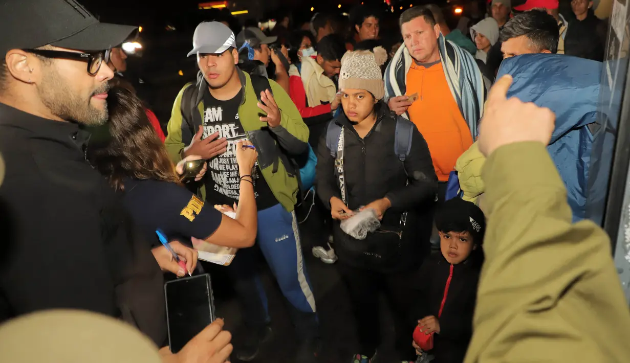 Chile pada hari Kamis, 4 Mei 2023 mengkonfirmasi mereka akan memulangkan ratusan migran Venezuela yang telah berminggu-minggu terdampar di perbatasan utara dengan Peru. (Photo by AGUSTIN MERCADO / AFP)