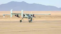 Drone lepas landas di landasan pacu selama latihan drone militer di lokasi yang dirahasiakan di Iran tengah (5/1/2021). Pengumuman latihan drone itu muncul di saat meningkatnya ketegangan antara Iran dan Amerika Serikat. (Army office/AFP)
