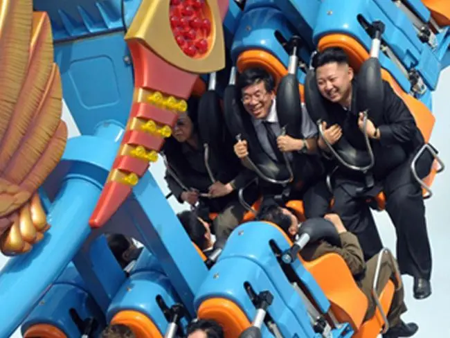 Penampakan pemimpin Korea Utara Kim Jong-un yang sedang naik wahana roller coaster di Pleasure Park pada tahun 2012 (AFP)