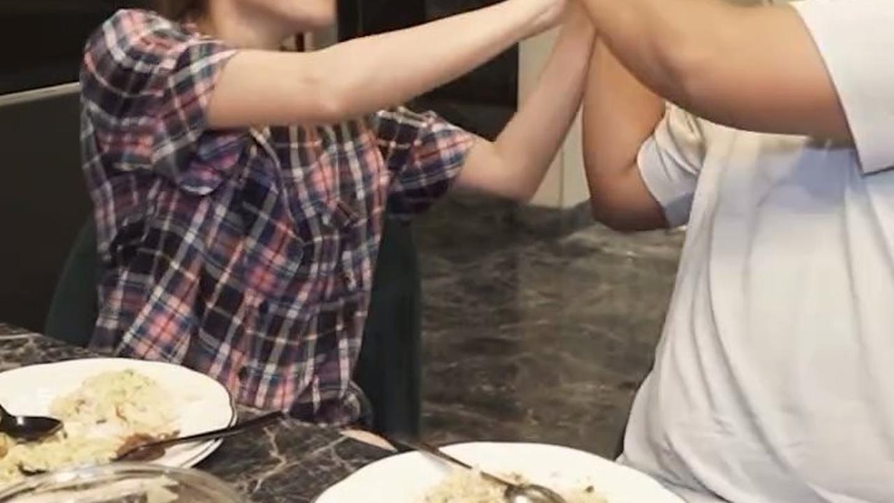 Perlihatkan Kedekatan Dengan Keluarga Sambil Tebak-Tebakan Kocak, Ini Momen Sahur Ayu Ting Ting