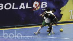 Pemain BJL 2000 Shiba, M Zakariyya, berusaha melewati pemain Vamos Mataram. Pertandingan yang ketat dan sengit membuat kedua tim bermain hingga babak tambahan.  (Bola.com/M Iqbal Ichsan)