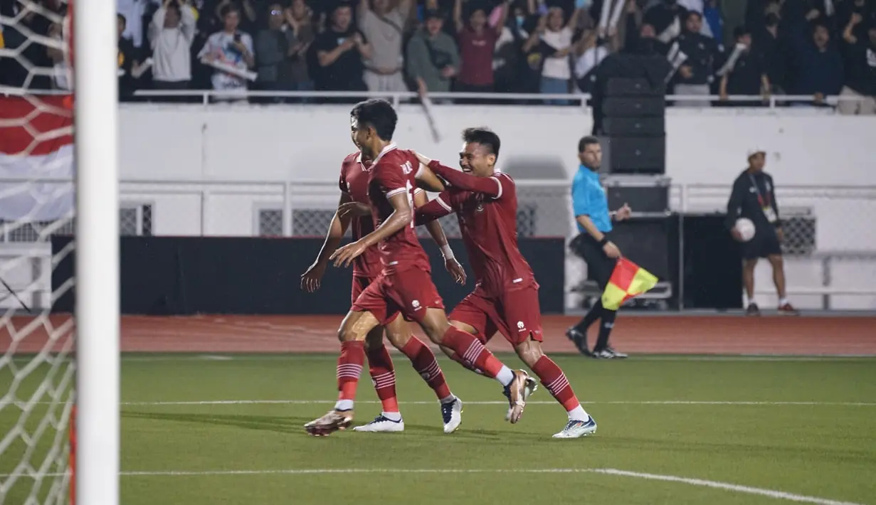 Pemian Timnas Indonesia merayakan gol yang dicetak gelandang Marselino Ferdinan ke gawang Filipina dalam laga grup A Piala AFF 2022 di Stadion Rizal Memorial, Manila, Filipina, Senin (2/1/2023). Indonesia menang tipis atas Filipina dengan skor 2-1 dan lolos ke semifinal dengan status runner up menemani Thailand sebagai juara grup A. (Foto: Dok PSSI)