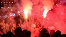 Suporter Galatasaray menyalakan flare saat merayakan kemenangan timnya meraih gelar Liga Turki usai pertandingan melawan Istanbul Basaksehir di Turk Telekom Arena di Istanbul (19/5/2019). Galatasaray memastikan gelar liga Turki ke-22 usai mengalahkan Istanbul Basaksehir 2-1. (AFP Photo/Yasin Akgul)