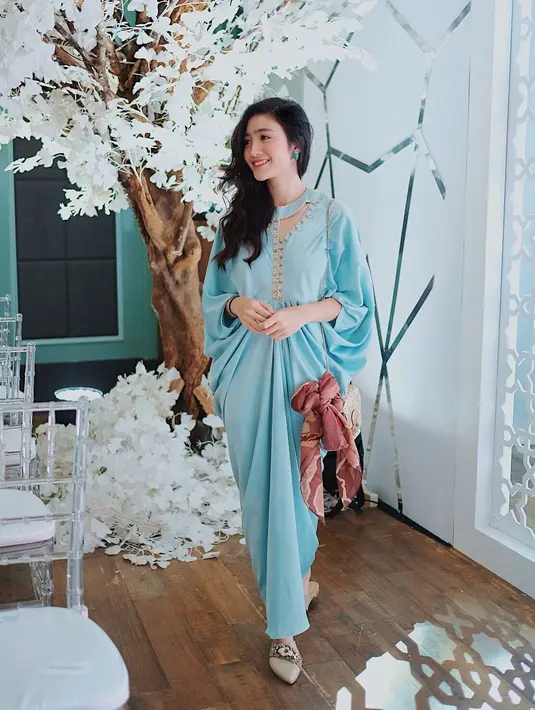 Atau bisa pilih kaftan dengan detail potongan yang unik, seperti Febby yang mengenakan kaftan cutout di leher dan aksen drapery di pinggang. [@febbyrastanty]