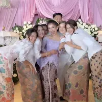 Jadi bridesmaid, Baila No Na dan Rebecca Klopper di Siraman Jennifer Coppen. [@brideswhisperer]