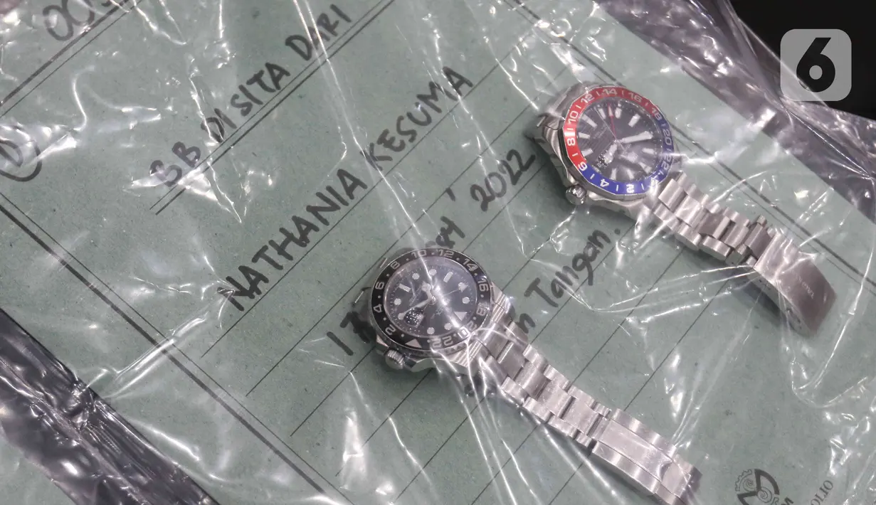 Barang bukti beruapa jam tangan diperlihatkan saat jumpa pers kasus Binomo dengan tersangka Indra Kesuma alias Indra Kenz di Mabes Polri, Jakarta, Jumat (25/3/2022). Total aset Indra Kenz yang disita oleh polisi, dikabarkan mencapai Rp 55 miliar. (Liputan6.com/Herman Zakharia)