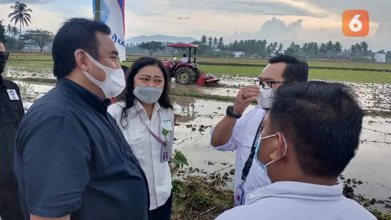 Wakil Ketua DPR RI Rachmat Gobel saat melihat langsung aktivitas pertanian di Kabupaten Gorontalo (Arfandi Ibrahim/Liputan6.com)