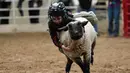 Seorang anak saat menunggangi seekor domba selama acara "Mutton Bustin '" di National Western Stock Show di Denver, Colorado, (16/1). Anak-anak yang memegang paling lama menerima banyak poin. (AFP/Photo/Rick T. Wilking)