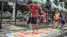 Anak-anak bermain permainan tradisional di kawasan Kota Tua, Jakarta Barat, Minggu (13/11/2022). Kawasan Kota Tua Jakarta menggelar Festival Permainan Tradisional. (merdeka.com/Iqbal S. Nugroho)