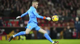 Penjaga gawang Manchester United, David de Gea menendang bola saat bertanding melawan West Ham United pada pertandingan lanjutan Liga Inggris di stadion Old Trafford di Manchester, Inggris, Minggu, 30 Oktober 2022. Manchester United menang atas West Ham 1-0. (AP Photo/Jon Super)