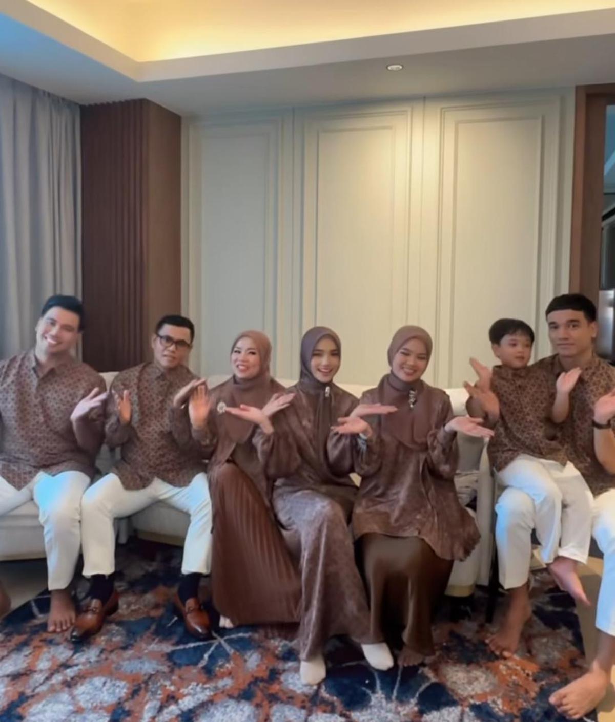 Momen Keluarga Fuji Siap Sambut Ramadan, Netizen Malah Salfok Sama Outfit Kecenya