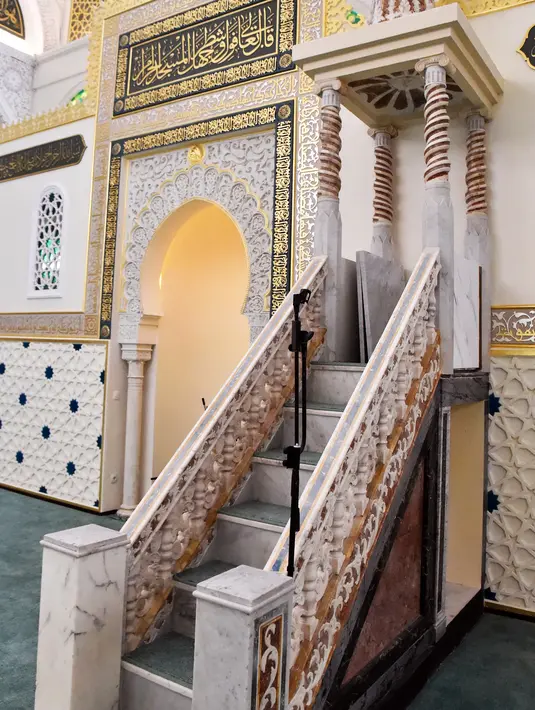 Pemangandang mimbar Masjid Ketchaoua atau Katsyawah yang berada di distrik Casbah, Aljir, Aljazair, Rabu (15/11). Setelah mengalami renovasi yang cukup lama, masjid ini siap dibuka kembali untuk umum. (AFP Photo/Ryad Kramdi)