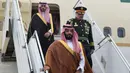 Putra Mahkota Arab Saudi Mohammad bin Salman tiba di Bandara Internasional Ministro Pistarini, Buenos Aires, Argentina, Rabu (28/11). Mohammad bin Salman tiba di Argentina untuk menghadiri KTT G20. (G20 Argentina via AP)