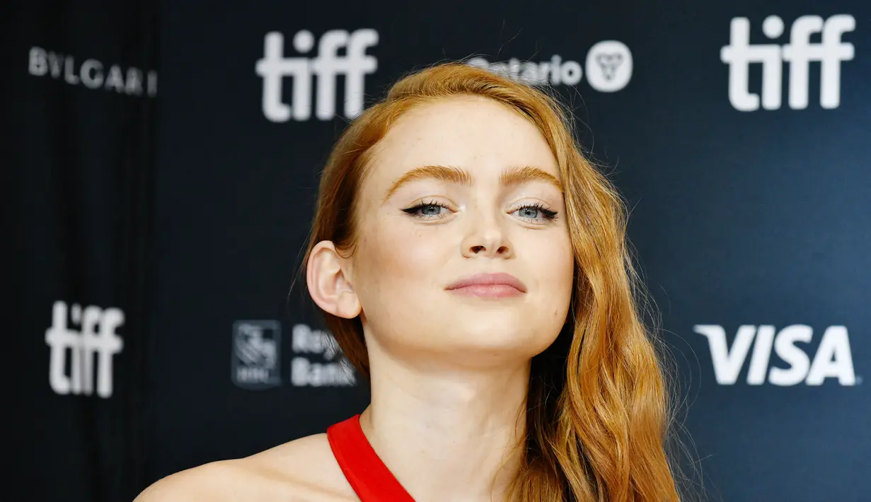 Sadie Sink berpose di karpet merah pada pemutaran perdana film "The Whale" selama Festival Film Internasional Toronto di Royal Alexandra Theatre, di Toronto, Ontario, Minggu (11/9/2022). (Rodin Eckenroth/Getty Images/AFP)