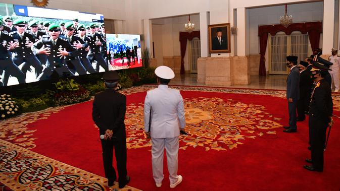 Presiden Joko Widodo (ketiga kanan) menyaksikan secara virtual yel-yel dari perwira remaja Akademi Militer dalam acara Prasetya Perwira (PRASPA) TNI dan POLRI Tahun 2020 di Istana Negara, Jakarta, Selasa (14/7/2020). (ANTARA FOTO/Sigid Kurniawan/POOL)
