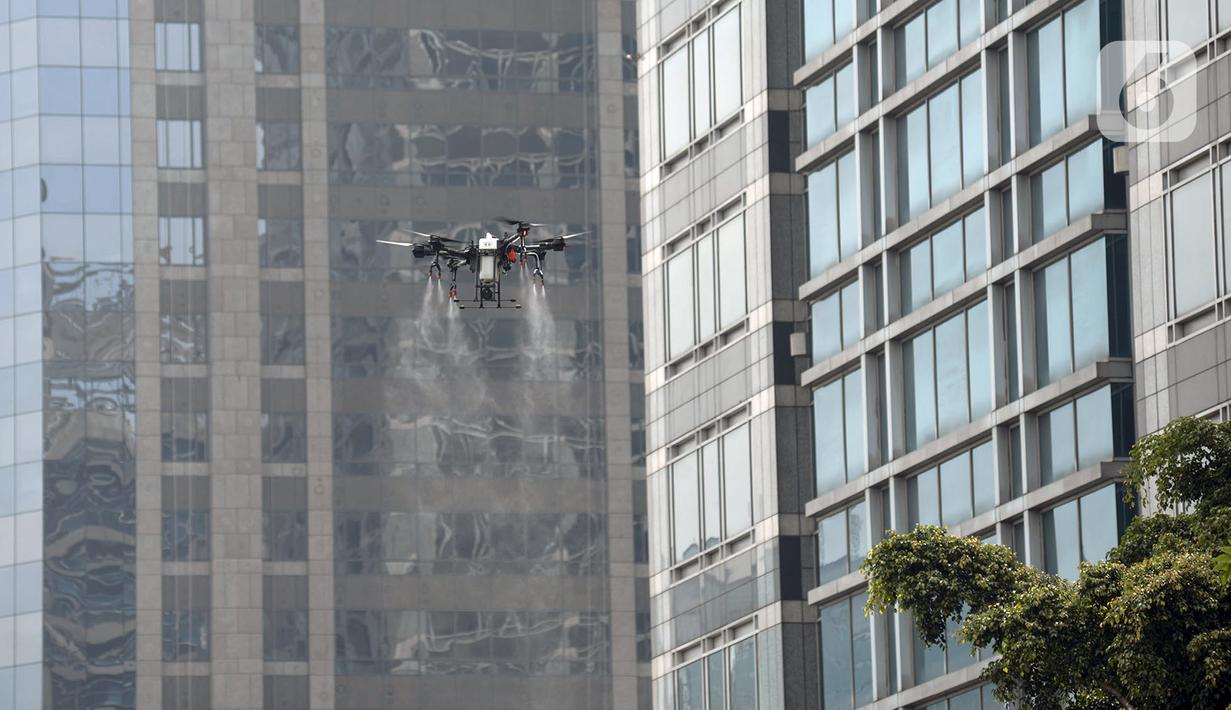 Foto Drone Semprotkan Cairan Disinfektan Di Jalanan Jakarta News Liputan6 Com