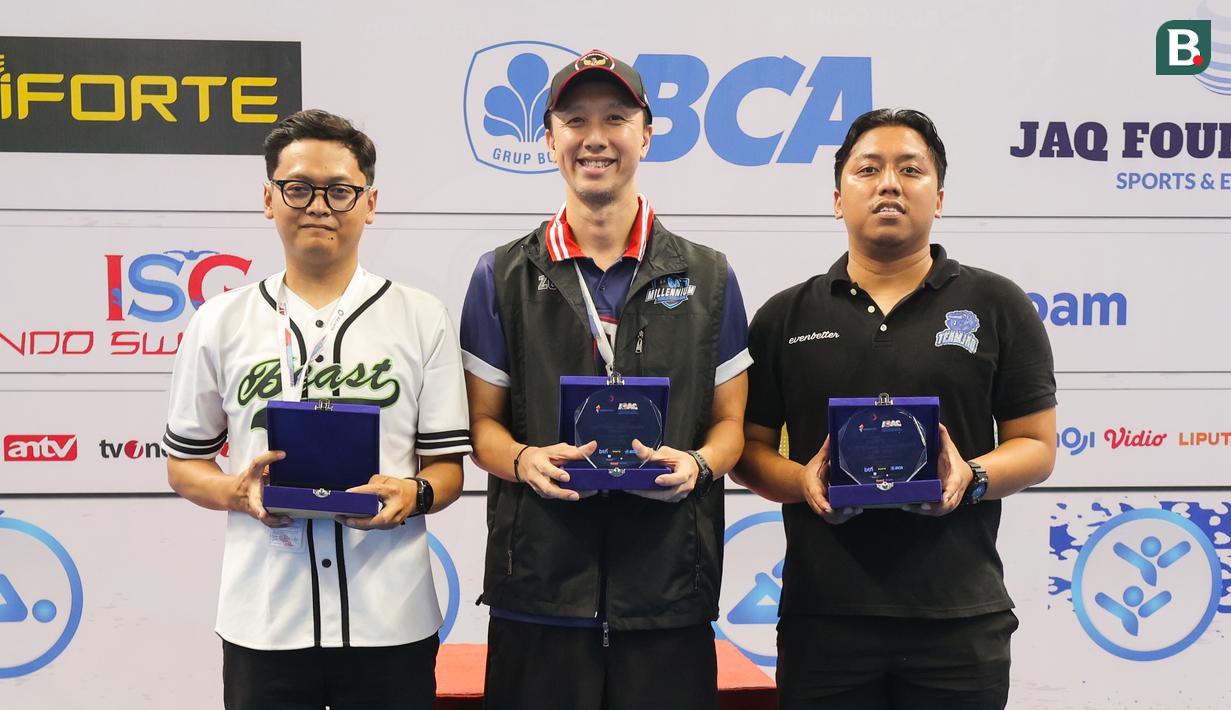Tim Millennium Aquatic Jakarta (tengah) menjadi juara umum Indonesia Open Aquatic Championships (IOAC) 2025. Posisi runner-up dihuni oleh Beast Aquatic Club Bandung (kiri), sementara peringkat 3 menjadi milik Jaquatic Swimming Club Jakarta. (Bola.com/Abdul Aziz)