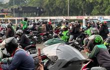 Fakta Unik Lalu Lintas Tersendat di Depan DPR RI: Sabtu Siang Macet Parah, Ada Apa?