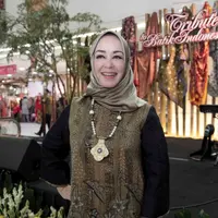 Chintami Atmanegara ikut merayakan Hari Batik Nasional. foto: istimewa