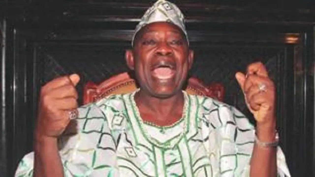 Pemimpin oposisi Moshood Abiola dikabarkan meninggal secara mendadak. Meski dinyatakan tutup usia karena terkena serangan jantung, namun para pendukung meyakini bahwa pemimpin mereka telah dibunuh oleh rezim pemerintah (AFP)