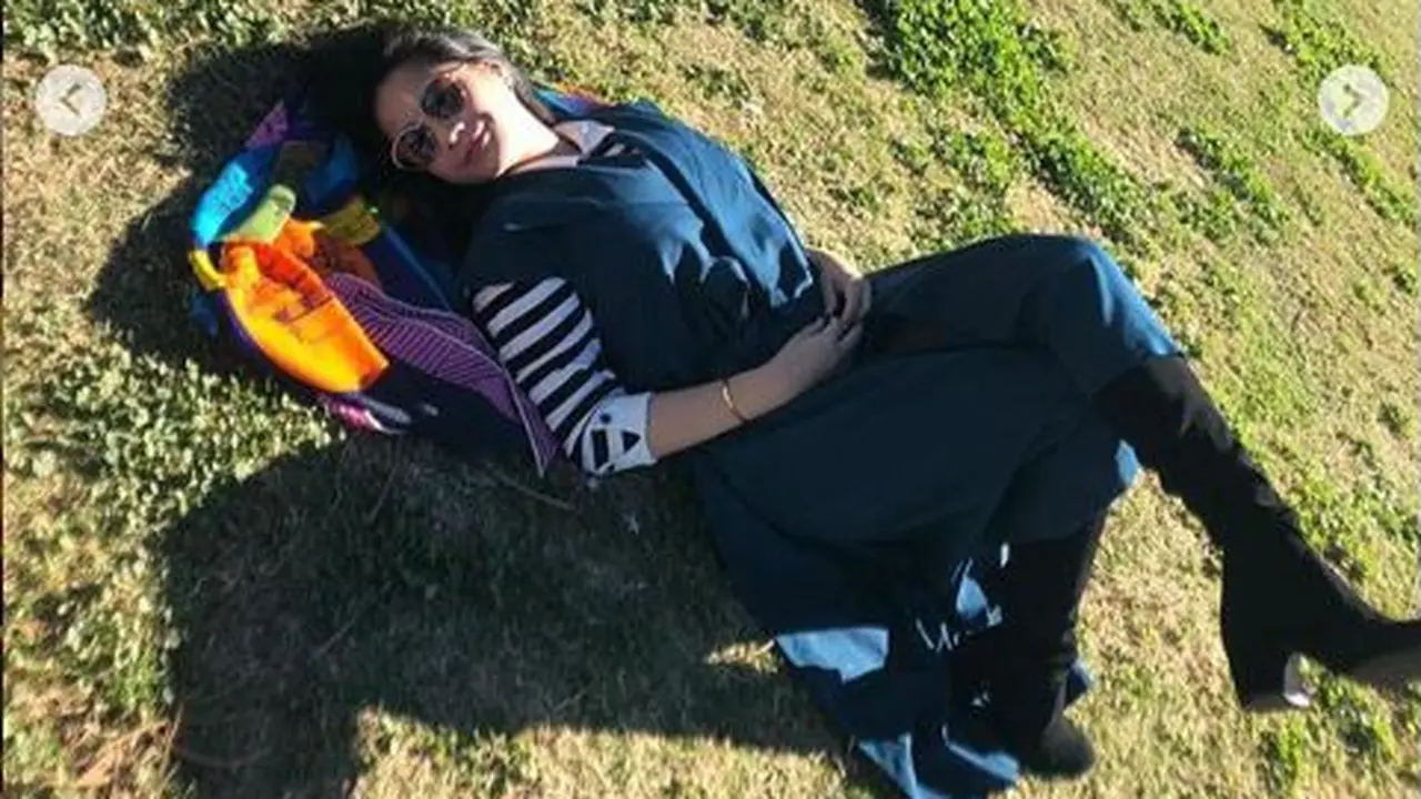 Syal Mahal Nagita Slavina Jadi Alas Tidur di Rumput