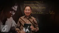 Salah satu orang terkaya di Indonesia versi majalah Forbes, Mochtar Riady memperlihatkan buku Manusia Ide saat peluncuran di Jakarta, Selasa (26/1/2016). Buku ini lintas generasi yang berisi pengalaman serta kisah nyata. (Liputan6.com/Helmi Fithriansyah)