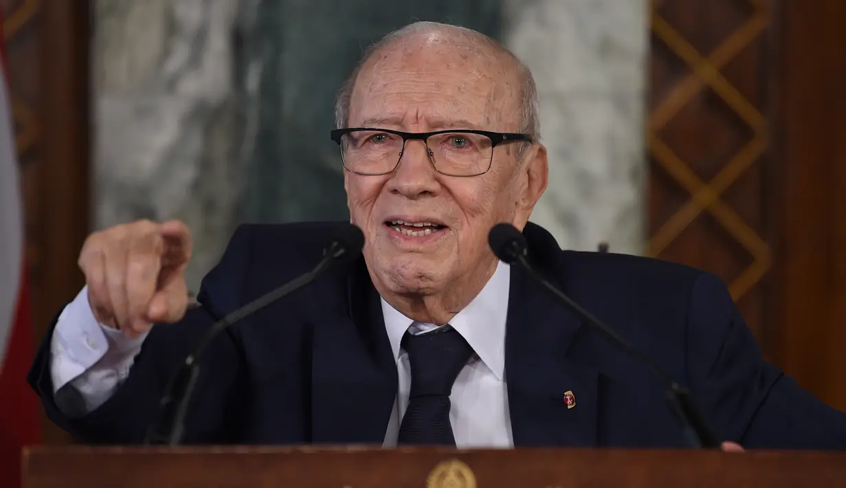 File foto ketika Presiden Tunisia Beji Caid Essebsi memberikan konferensi pers mengenai perombakan kabinet pada 8 November 2018 di Istana Carthage dekat ibu kota Tunis. Presiden tertua di dunia ini meninggal dunia di usia 92 tahun pada Kamis (25/7/2019). (FETHI BELAID/AFP)