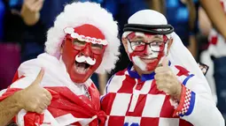 Suporter Kroasia saat menyaksikan pertandingan melawan Kanada pada laga Piala Dunia 2022 di Stadion Khalifa , Minggu (27/11/2022). (AP Photo/Darko Vojinovic)