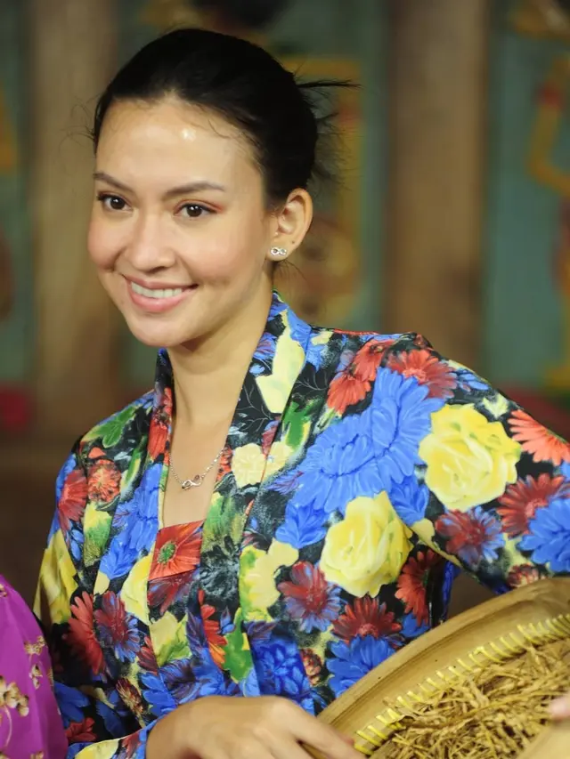 Tampil Bak Kembang Desa, Ini 7 Pemotretan Karina Nadila