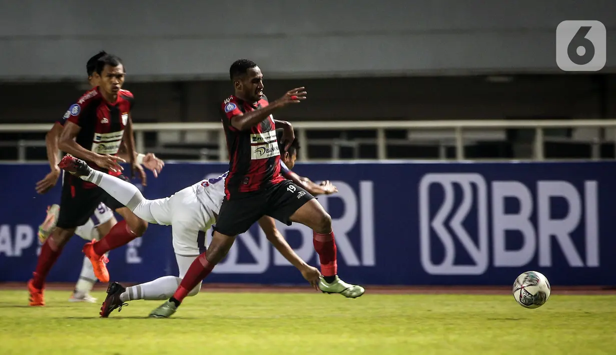 Bek Persipura Jayapura Imanuel Rumbiak berebut bola dengan pemain Persita Tangerang pada pertandingan BRI Liga 1 2021/2022 di Stadion Pakansari, Bogor, Jawa Barat, Sabtu (28/8/2021). Persita mengalahkan Persipura 2-1. (Bola.com/Bagaskara Lazuardi)