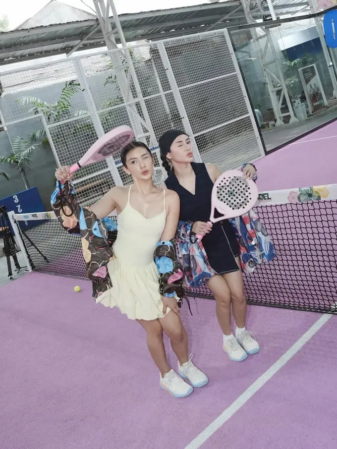 Gaya Playful Anisa Aziza di Lapangan Padel, Tampil Trendy Pakai Dress Balloon