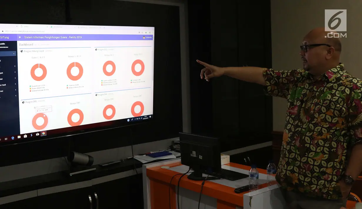 Komisioner KPU, Ilham Saputra menunjukkan cara kerja sistem informasi penghitungan suara Pemilu 2019 di Gedung KPU, Jakarta, Rabu (20/3). KPU mulai melakukan uji coba sistem ini. (Liputan6.com/Helmi Fithriansyah)