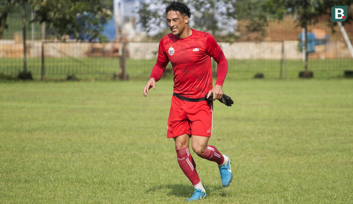 Striker Persija Jakarta, Addison Alves, bersiap menjadi kiper saat latihan di Lapangan Sutasoma, Halim, Jakarta, Minggu (25/2/2018). Persija kembali berlatih usai meraih gelar juara Piala Presiden 2018. (Bola.com/Asprilla Dwi Adha)