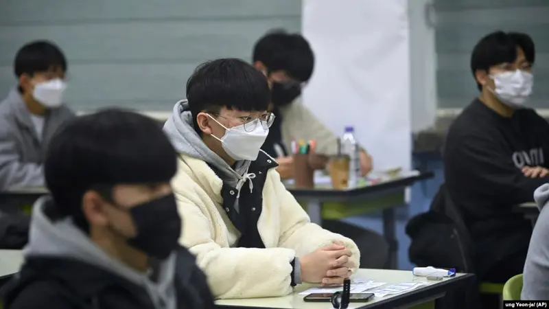 Para siswa Korea Selatan menunggu dimulainya Tes Masuk Perguruan Tinggi di ruang ujian di sebuah sekolah menengah di Seoul (foto: dok AP).