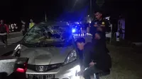 Mobil Honda Jazz dirusak warga di Kebumen karena menabrak nenek pesepeda. (Foto: Liputan6.com/Polres Kebumen)