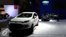 Salah satu kendaraan jenis SUV bersiap memasuki booth pameran Indonesia Internasional Motor Show 2015 di JIExpo Kemayoran, Jakarta, Selasa (18/8/2015). IIMS 2015 akan berlangsung pada 20-30 Agustus. (Liputan6.com/Helmi Fithriansyah)