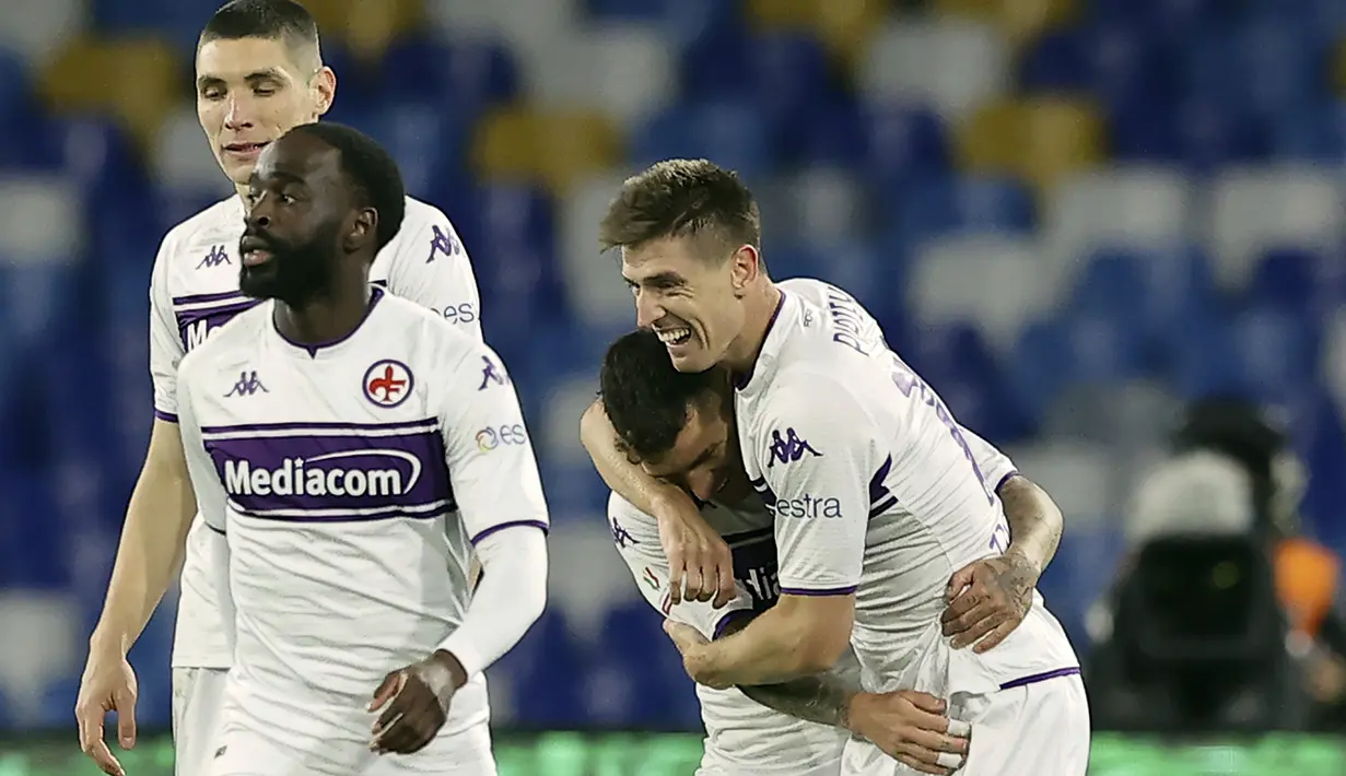 Tiga menit memasuki babak kedua perpanjangan waktu, pemain baru Fiorentina Krzysztof Piatek mencetak gol dalam laga debutnya dan membawa La Viola memimpin 4-2. Fiorentina kembali menambah gol di akhir laga via Youssef Maleh dan mengunci kemenangan 5-2. (LaPresse via AP/Alessandro Garofalo)