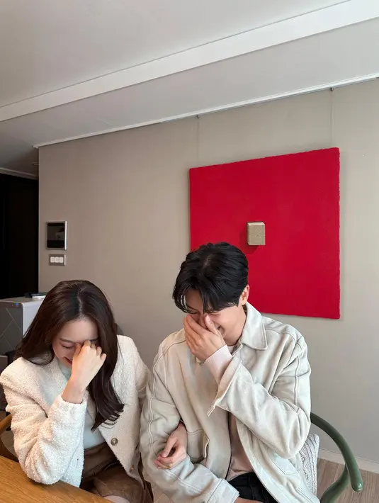 <p>Kim Min Young berharap semoga tak ada yang berubah dalam hubungan mereka yang sudah terjalin hampir 2 dekade itu. Hmm... friend zone detected. "Jangan sampai persahabatan kita berubah," kata Min Young di akhir keterangannya. (Foto: Instgaram/ minyoung_aori)</p>
