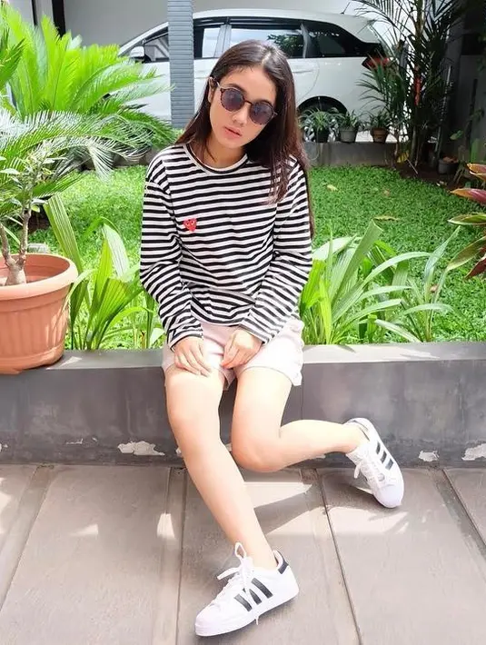 Gaya berbusana Zulfa masih sesuai dengan usianya. Coba lihat, ia mengenakan short pants dengan atasan garis-garisnya. Dan lagi-lagi ia memakai sneakers berwarna putih. (Instagram/zulfamaharani)