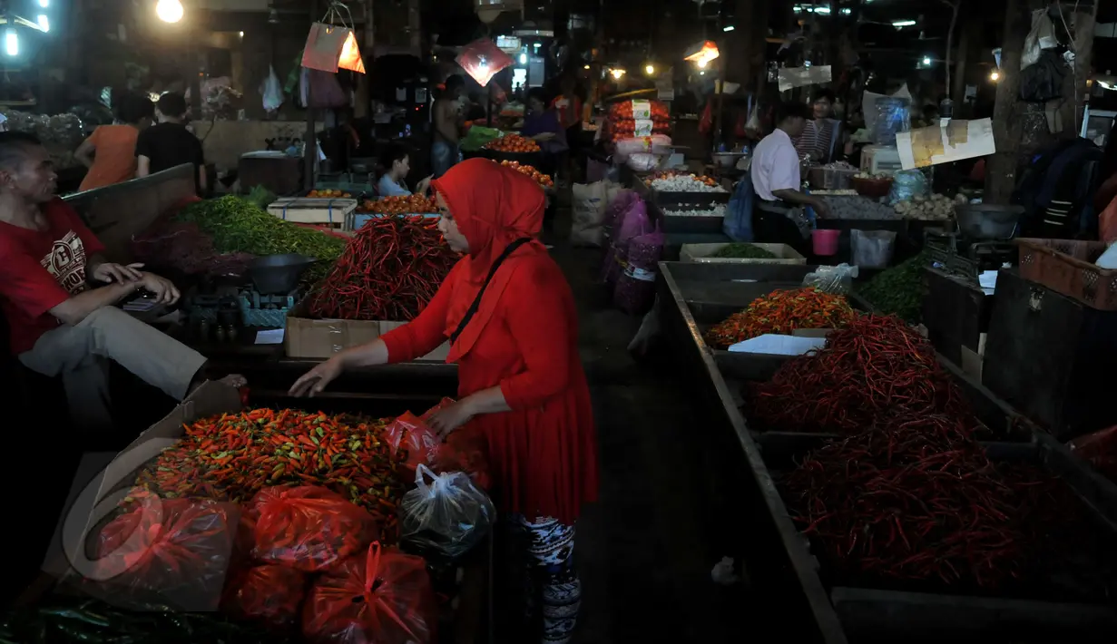 Aktivitas jual-beli di Pasar Senen, Jakarta, Sabtu (30/5/2015). Menjelang bulan Ramadhan, harga kebutuhan pokok mulai merangkak naik. (Liputan6.com/Johan Tallo)