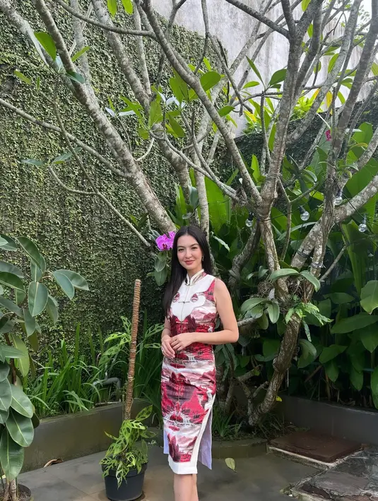 Raline Shah tampil anggun kenakan dress cheogsam sleeveless bermotif merah dan putih. Dress selutut ini punya potongan tinggi di rok bagian samping yang bikin terlihat elegan [@ralineshah]