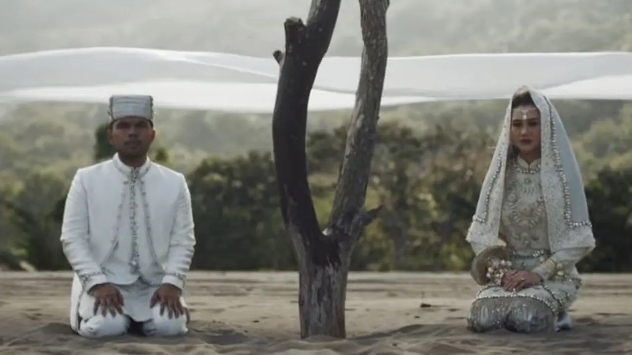 Thariq Halilintar dan Aaliyah Massaid Dibalut Baju Adat Minang Koto Gadang . [@morden.co]