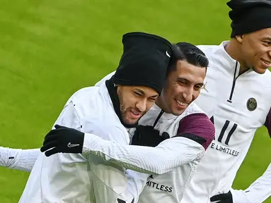 Pemain Paris Saint-Germain (PSG), Neymar, Angel Di Maria dan Kylian Mbappe, tampak bercanda saat sesi latihan jelang laga perempat Liga Champions di Munich, Jerman, Rabu (7/4/2021). PSG akan berhadapan dengan Bayern Munchen. (AFP/Christof Stache)